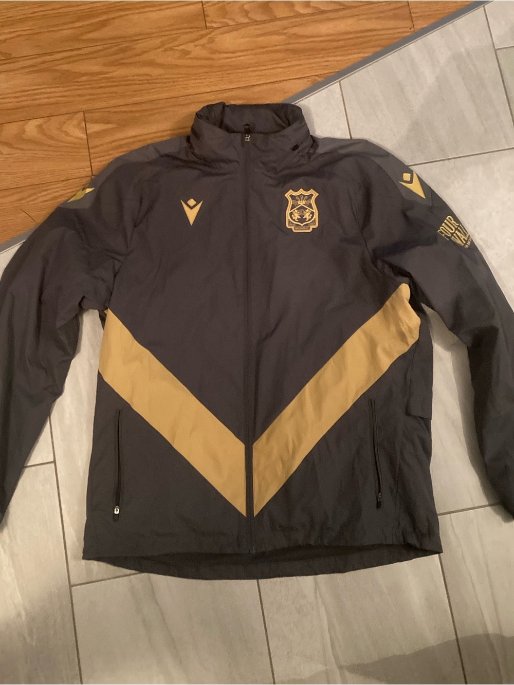 Official Macron Wrexham AFC 2024/25 Training Jacket Charcoal Grey/Gold Sz XL